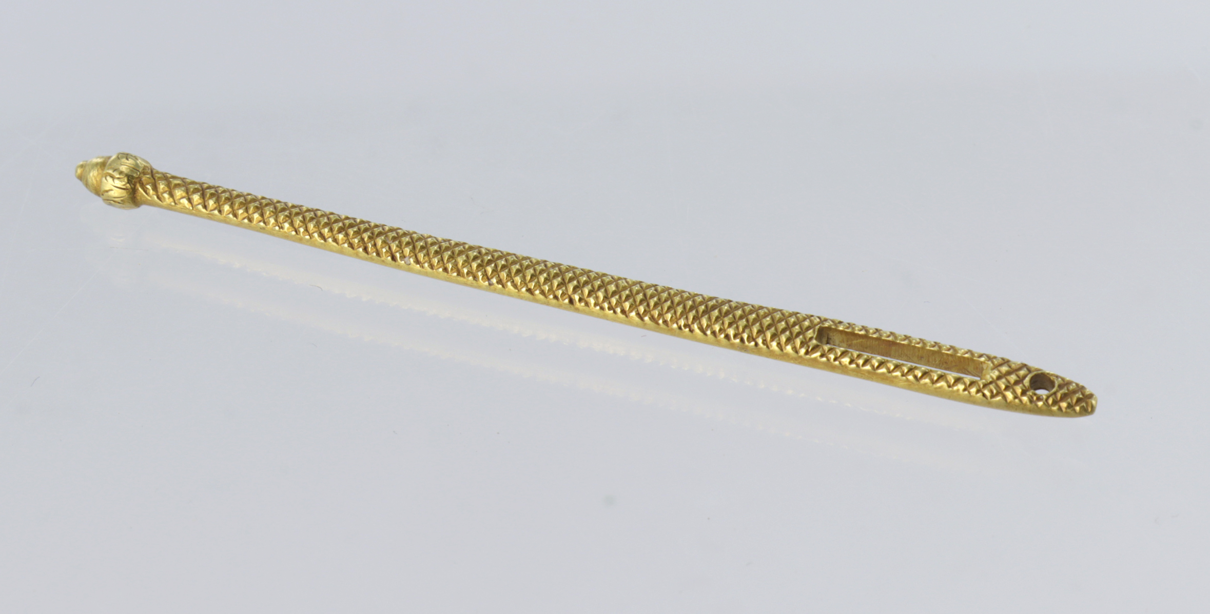 High carat (tests as 23ct) George IV gold needle, approx 57mm in length with inscription "1st