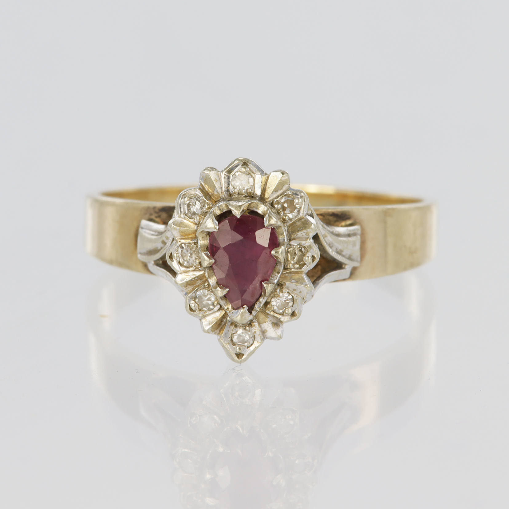 9ct yellow gold ring set with a central pear shaped ruby measuring approx. 6mm x 4mm and