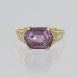 9ct yellow gold ring set with a fancy cut hexagonal amethyst measuring approx. 10mm x 7mm in a