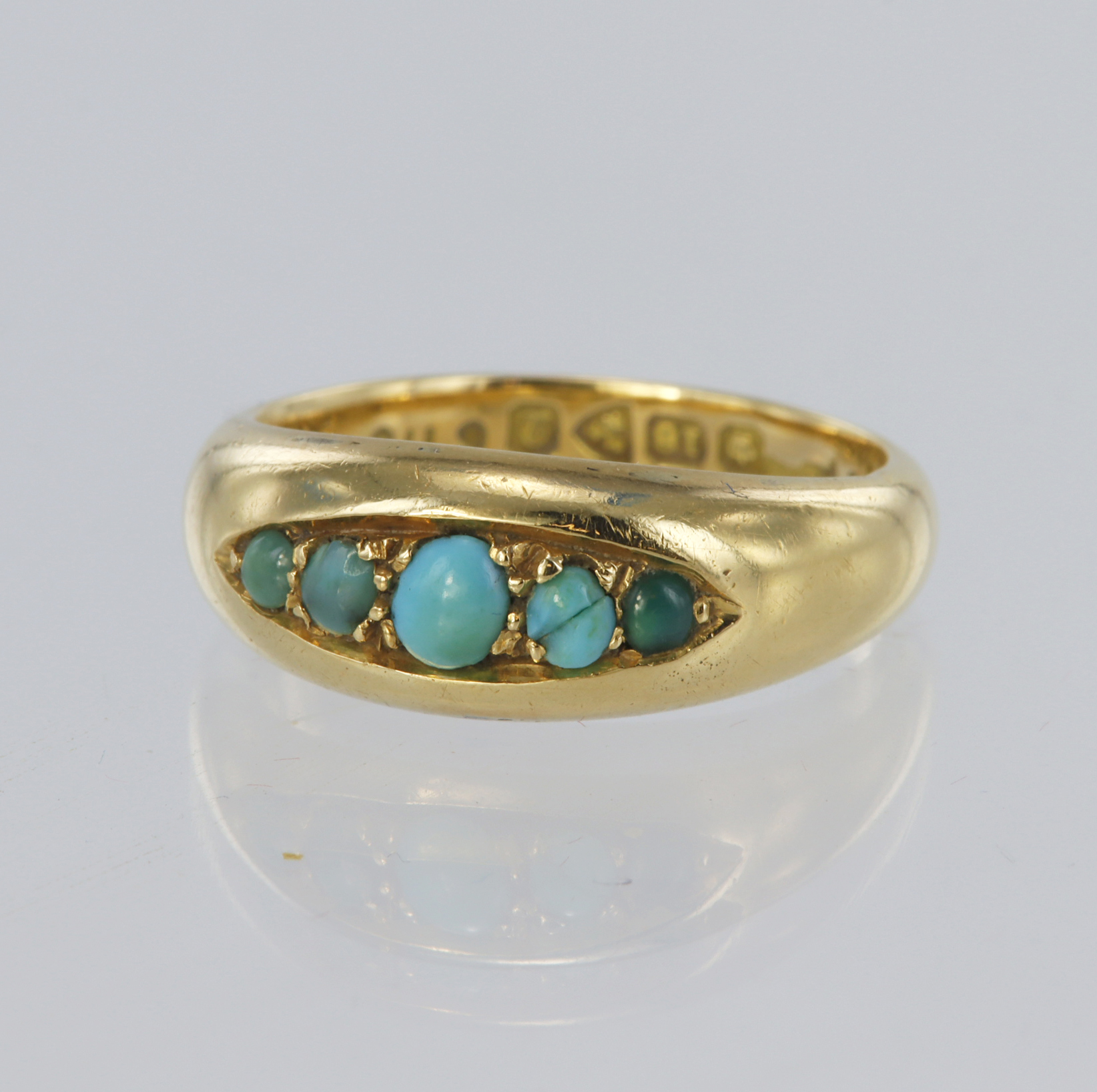 18ct gold ring set with five cabochon cut turquoise stones, hallmarked Chester 1916. Total weight