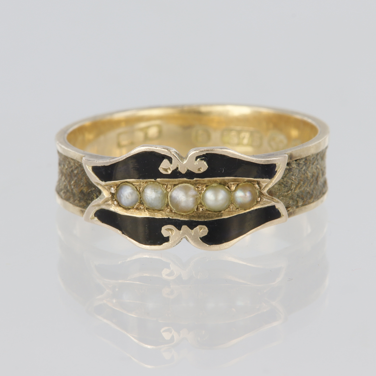 9ct yellow gold mourning ring with a front panel of black enamel set with five seed pearls, the rest