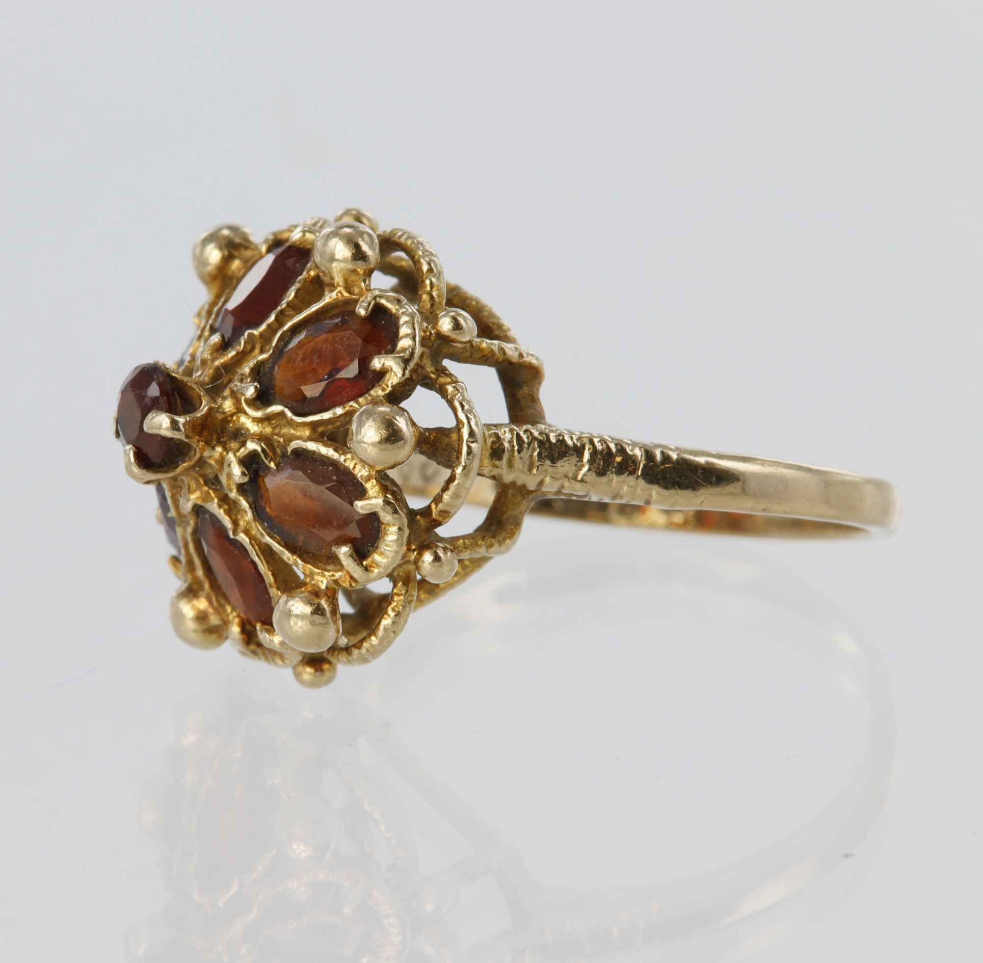 9ct yellow gold dress ring set with a central 2mm round garnet surrounded by six pear shaped garnets - Image 2 of 2