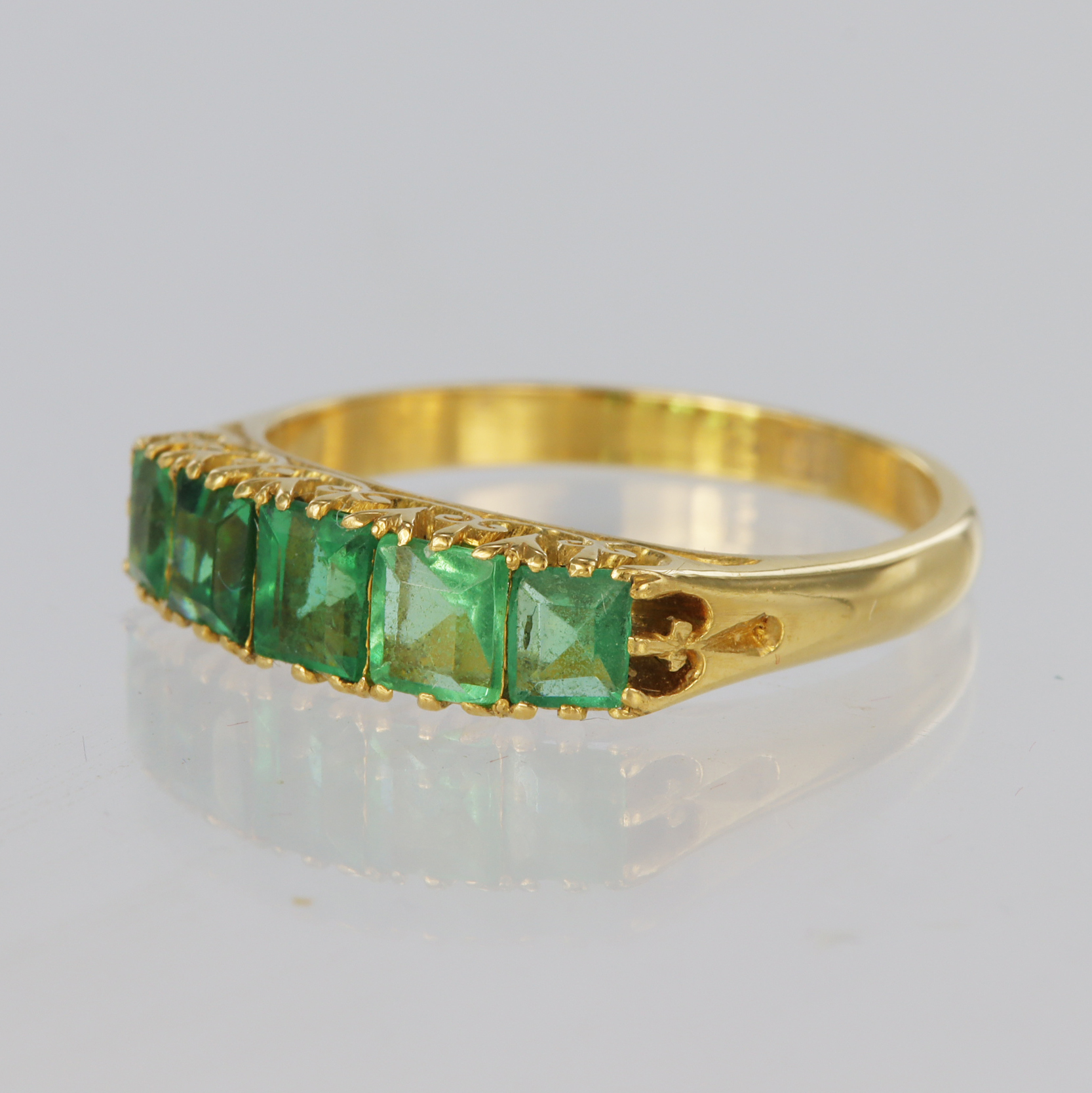 22ct yellow gold ring set with five graduated princess cut green stones - Image 2 of 2