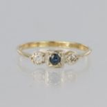 18ct yellow gold and platinum ring set with central round sapphire measuring approx. 2.5mm