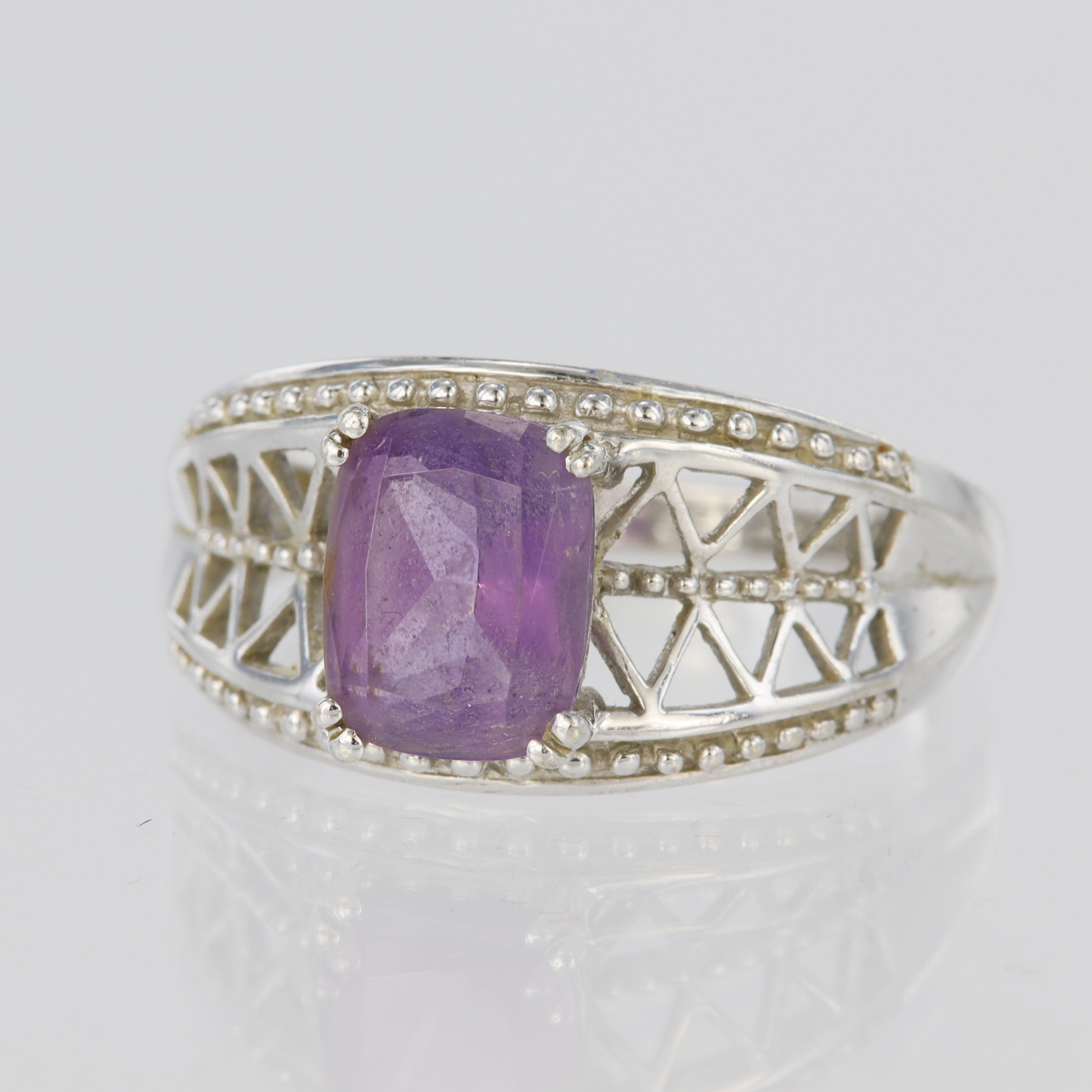 9ct white gold ring set with a single cushion shaped amethyst measuring approx. 9mm x 7mm with a