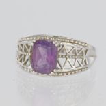 9ct white gold ring set with a single cushion shaped amethyst measuring approx. 9mm x 7mm with a