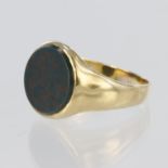 9ct yellow gold signet ring set with round bloodstone measuring approx. 11mm, finger size L
