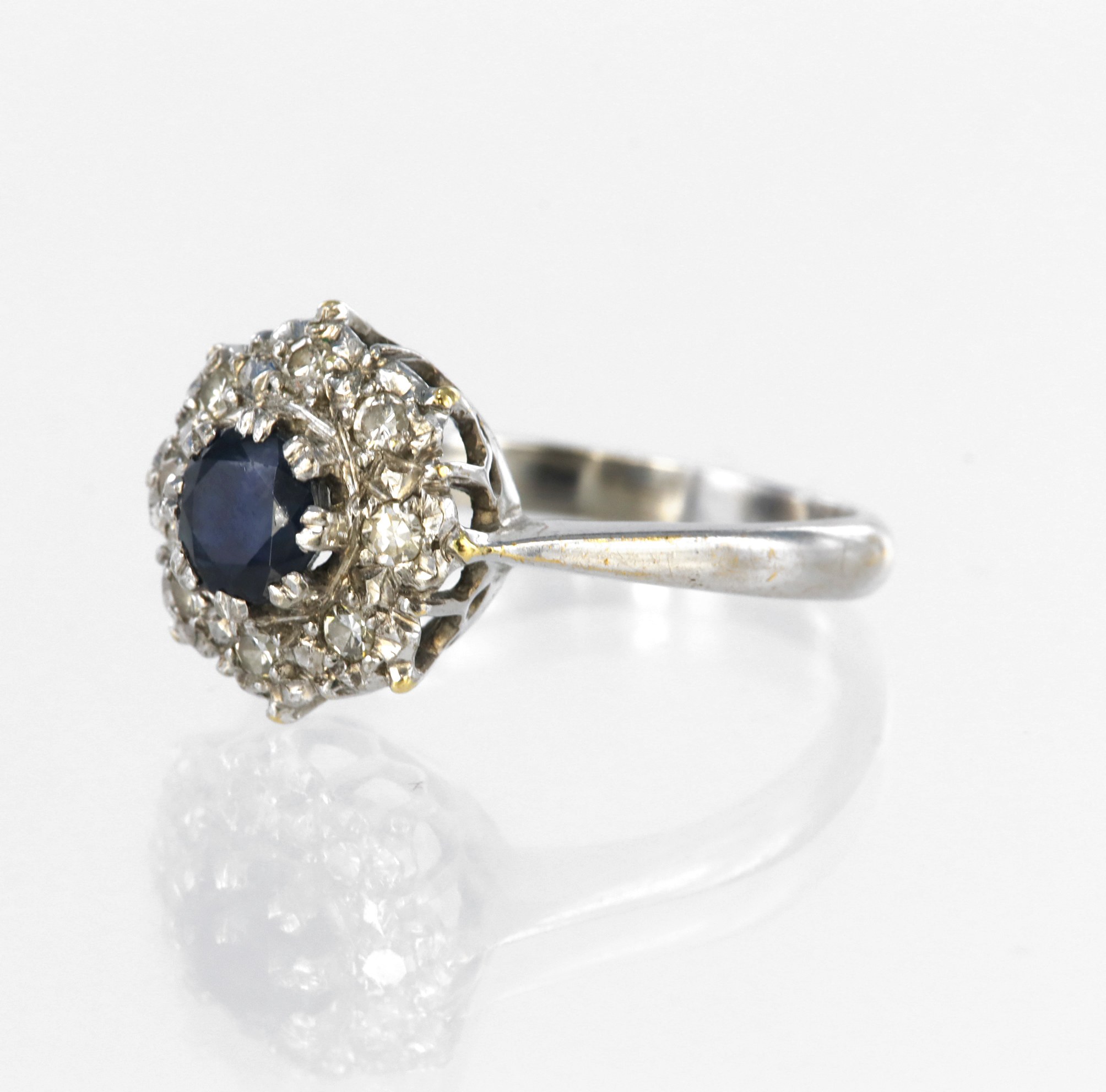 18ct white gold cluster ring set with a central round sapphire measuring approx. 5mm diameter - Image 2 of 2
