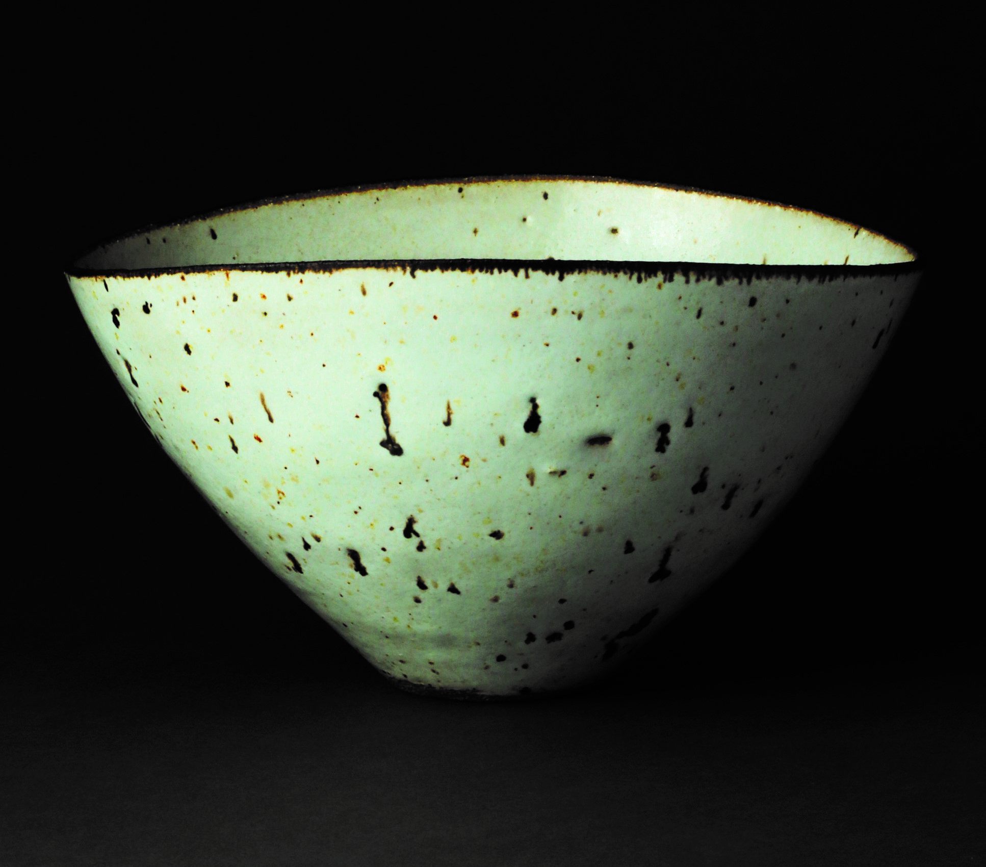 Rie, Lucy (Dame) British potter, (born Vienna 1902 - 1995) Modernist 1960's/70's squeezed oval bowl. - Image 3 of 3