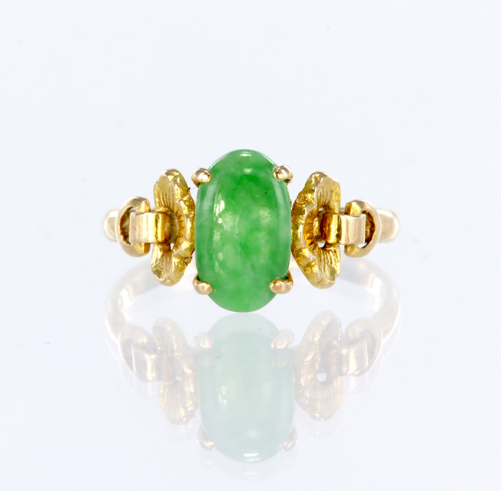 14ct yellow gold ring set with an elongated oval jadeite measuring approx. 10mm x 6mm, with