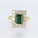 18ct yellow gold cluster ring featuring a central rectangular step cut emerald measuring approx. 8mm
