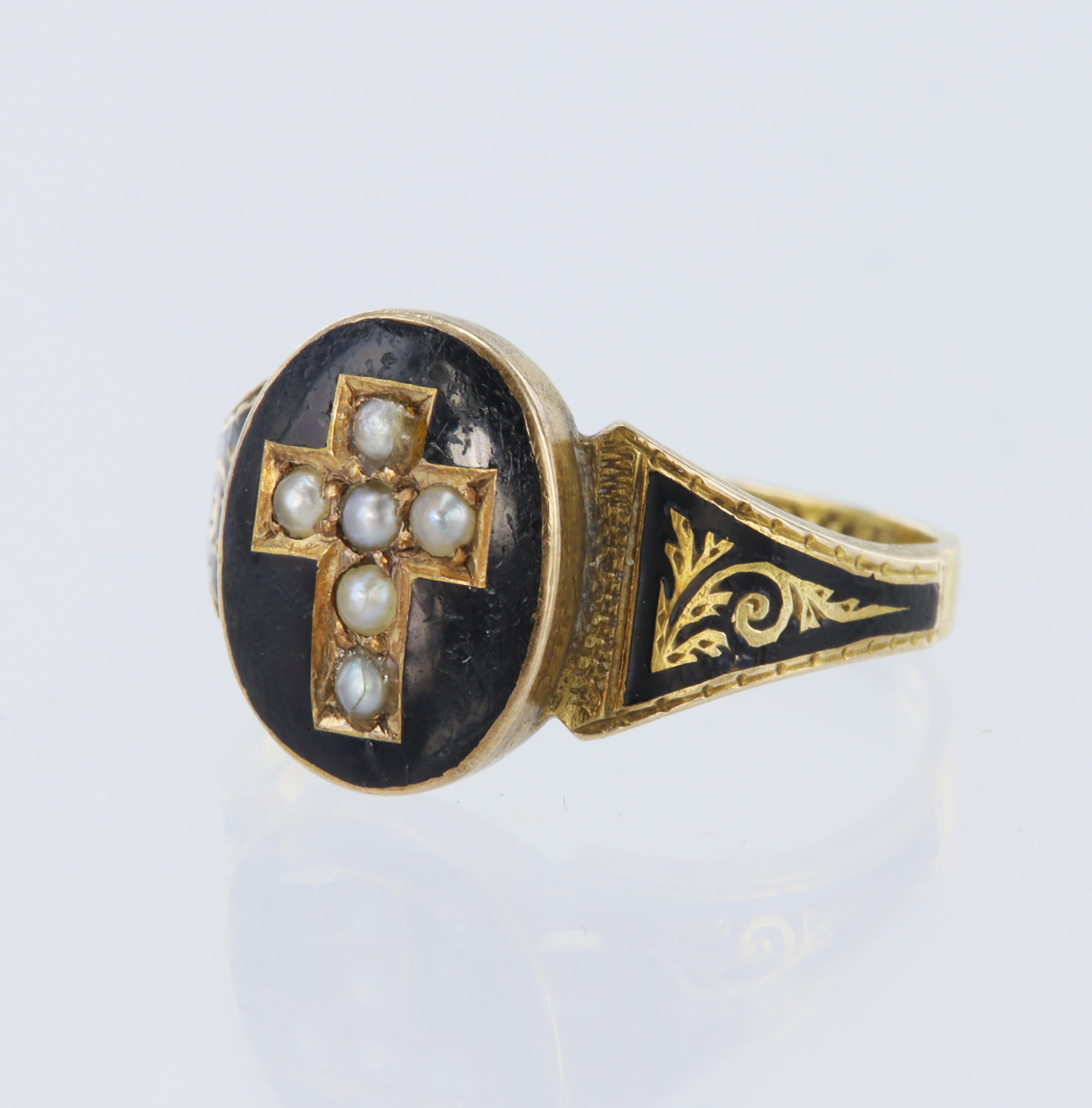 15ct Makers mark H&S, mourning ring, set with 6 seed pearls & black enamel. Oval table size - Image 2 of 2