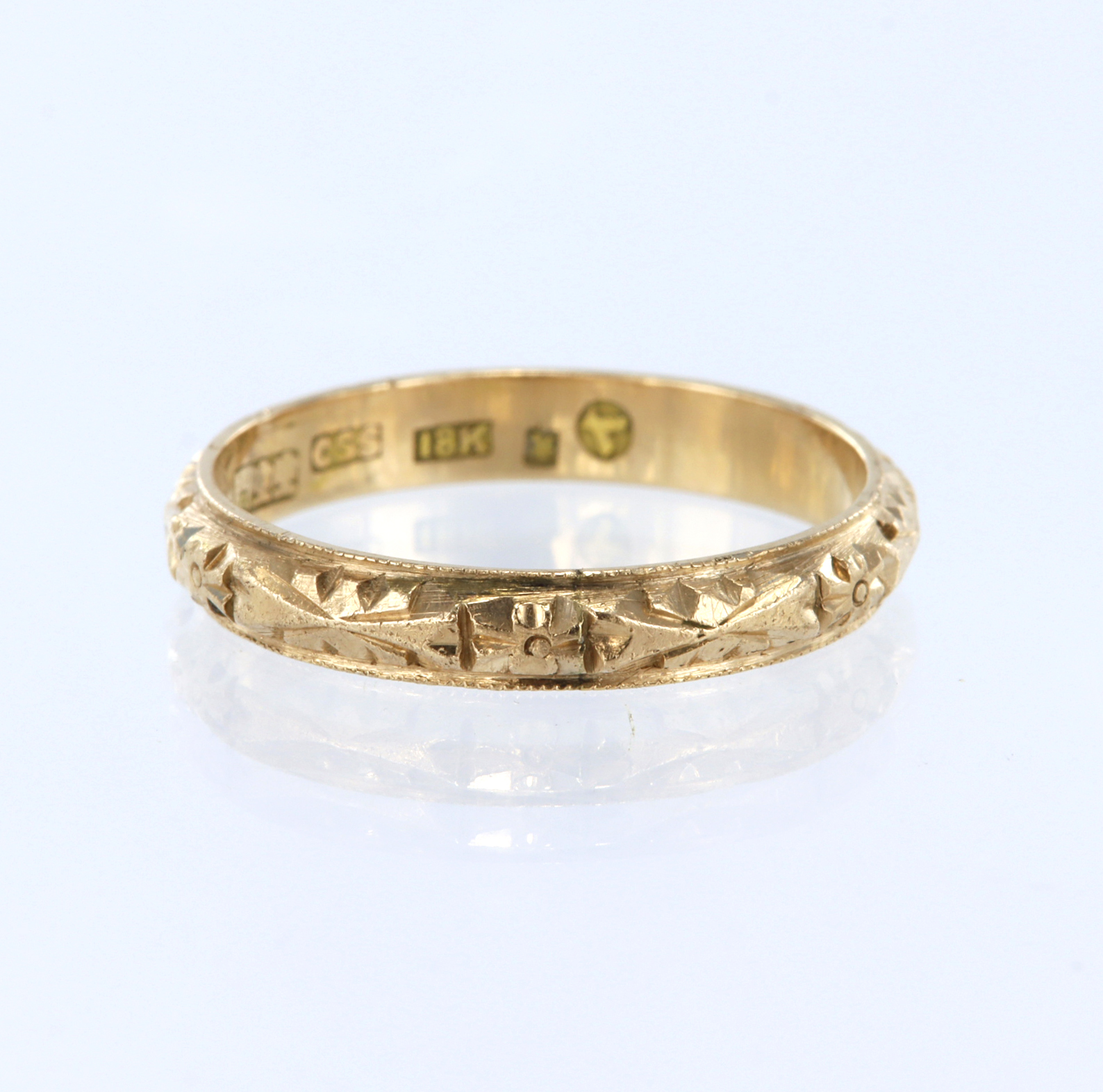 18ct yellow gold diamond cut band ring with Chinese hallmark, finger size O/P, weight 2.7g