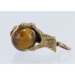 9ct tigers eye claw pendant / charm. Total weight 6.1g