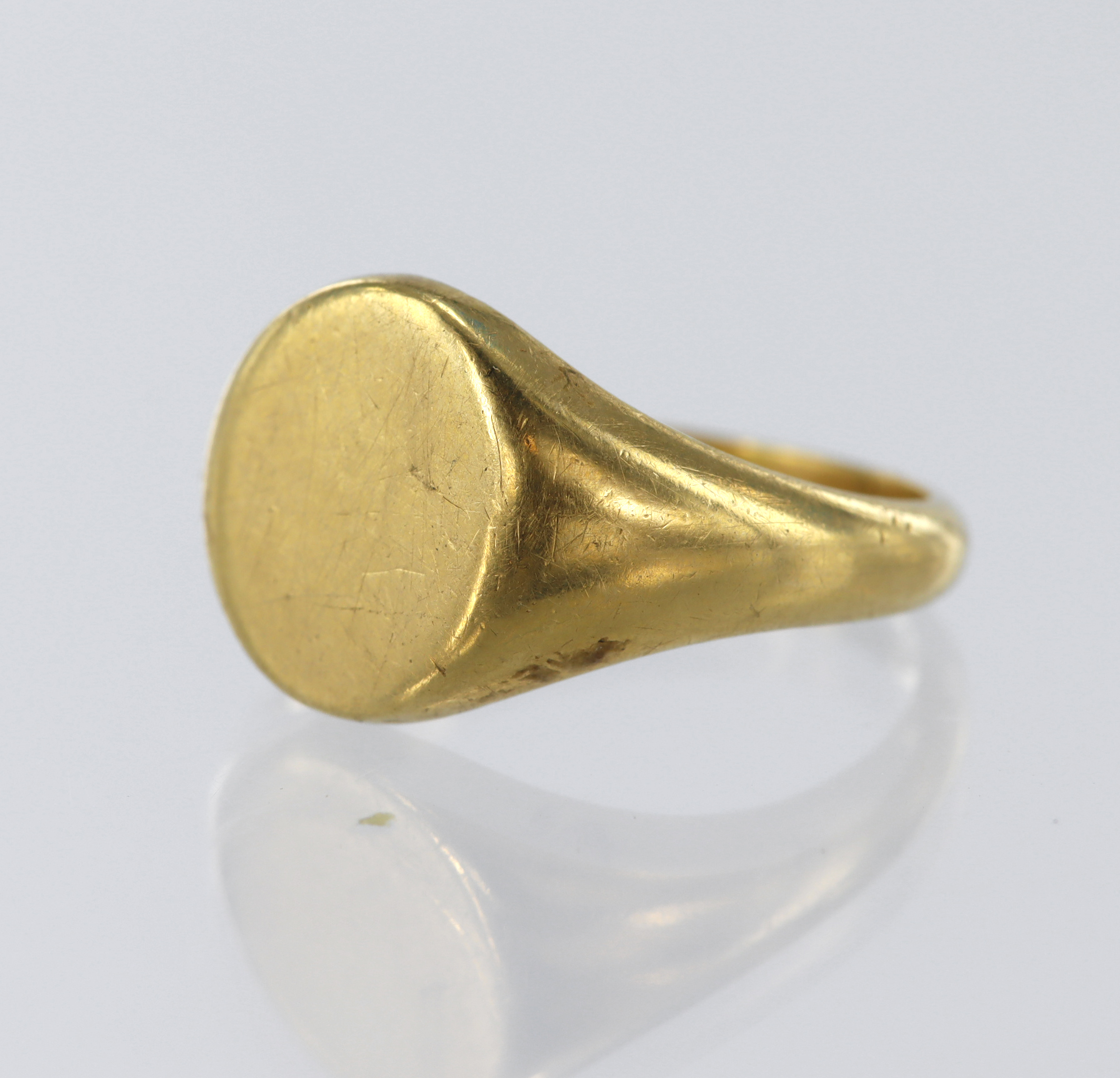 18ct yellow gold signet ring, oval table measurements 11mm x 9mm, hallmarked London 1985, finger