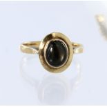 9ct yellow gold ring set with an oval black mother of pearl measuring approx. 8mm x 6mm, finger size