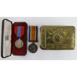 Militaria lot comprising 1914 brass Mary tin plus a silver WW1 War medal to 97668 Pte. J. Randles