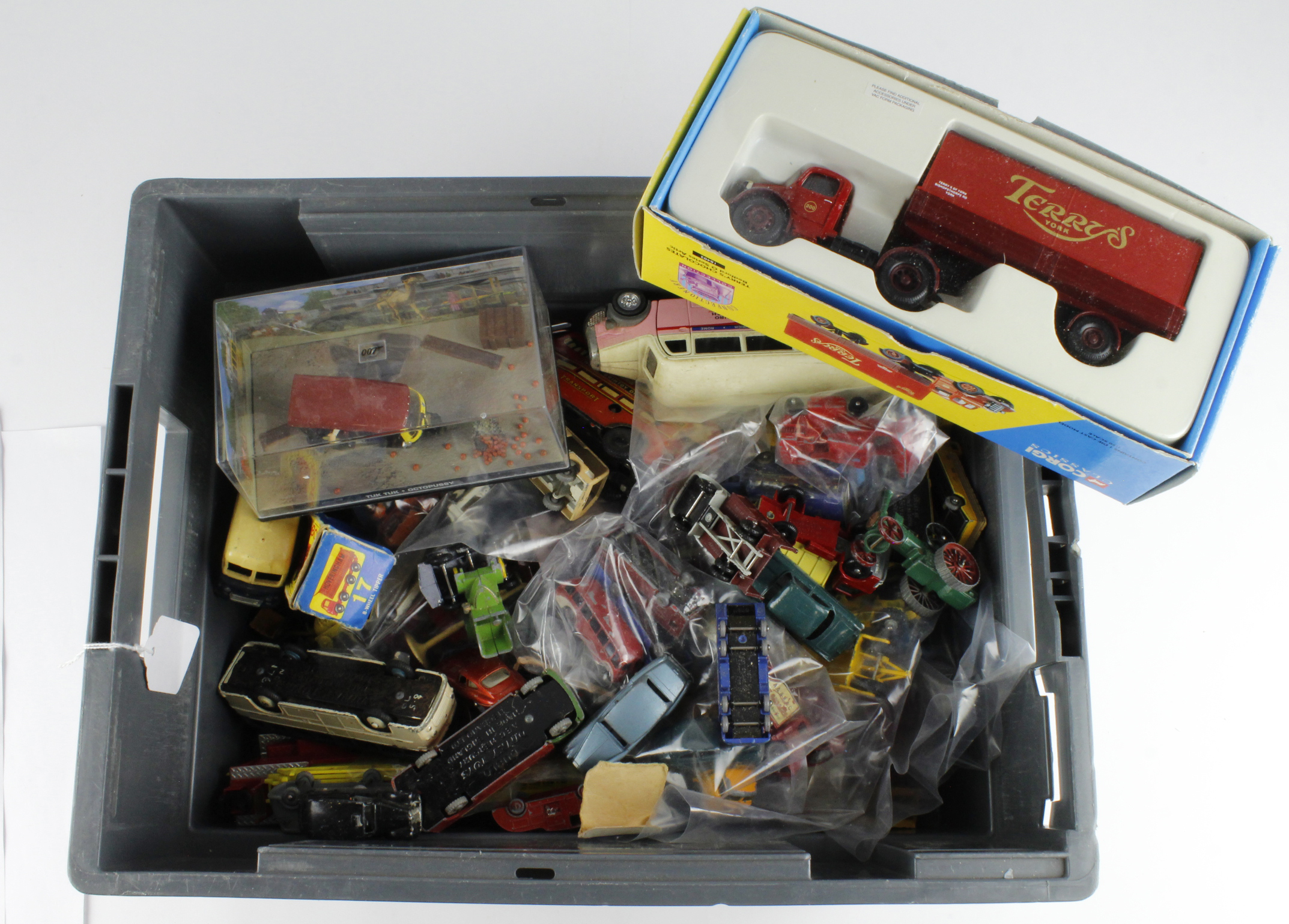 Diecast. A good quantity of diecast cars, buses, lorries etc., including Dinky, Corgi Matchbox