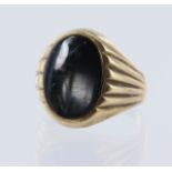 Yellow gold (tests 9ct) signet ring set with a oval shaped onyx measuring 15.8mm x 11.7mm, finger