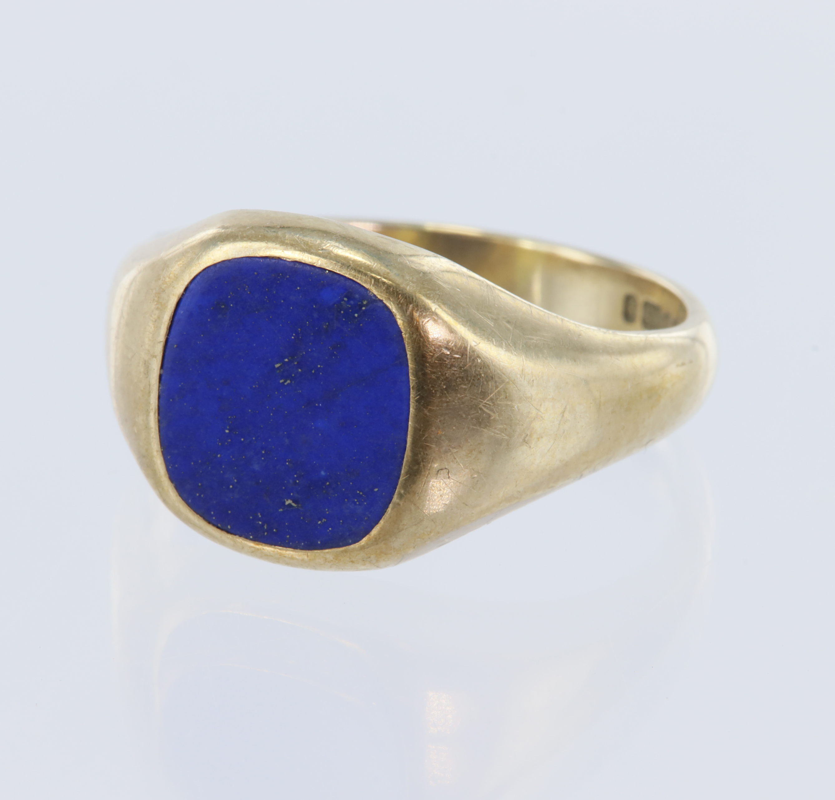 9ct yellow gold lapiz lazuli signet ring, cushion cut lapis lazuli measures 10mm x 9.7mm, graduating