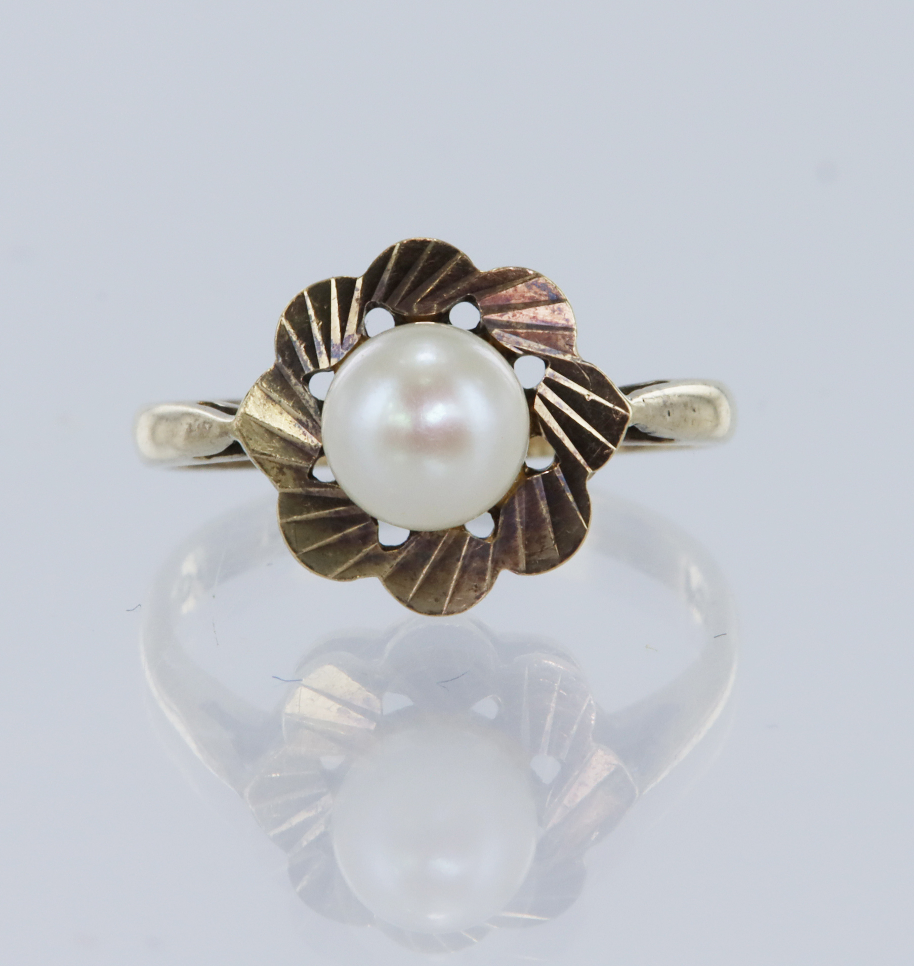 9ct yellow gold pearl ring, one 6mm cultured pearl, filigree petal surround, finger size L, weight