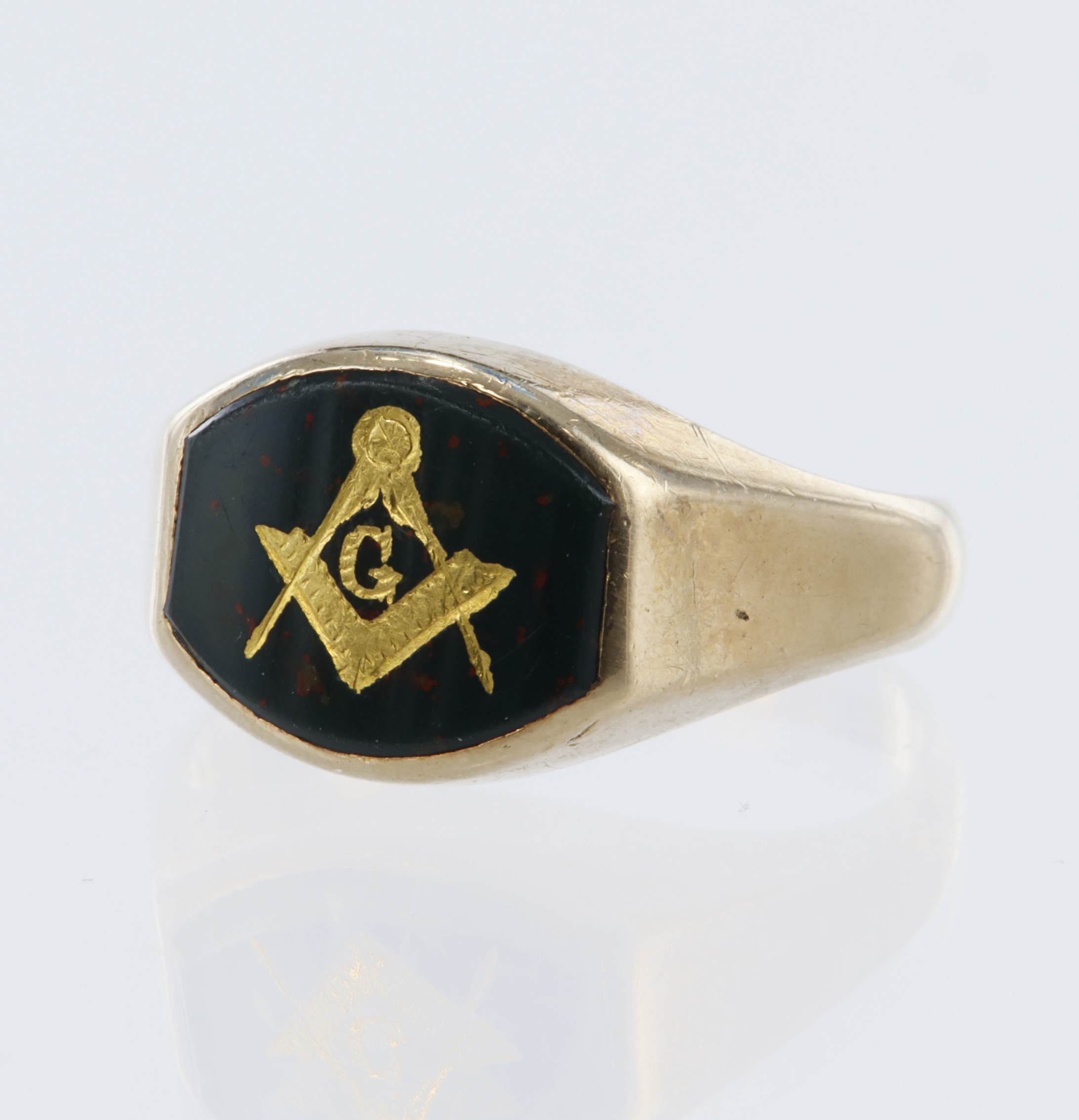 Yellow gold (tests 9ct) signet ring, masonic gold inlay set in to bloodstone table, bloodstone