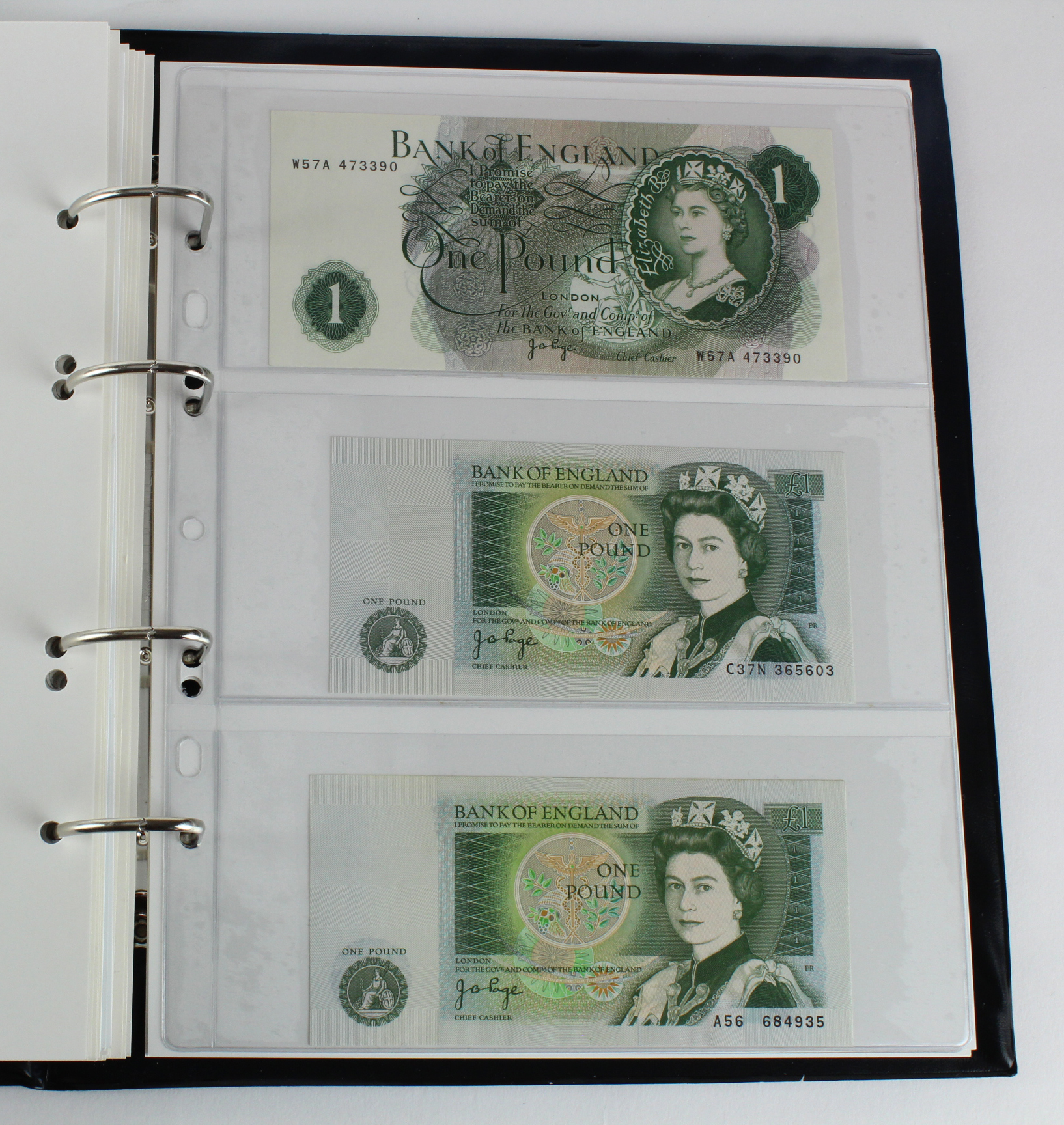 Bank of England (49), a collection of 10 Shillings and 1 Pounds in an album, O'Brien 10 Shillings ( - Image 17 of 18