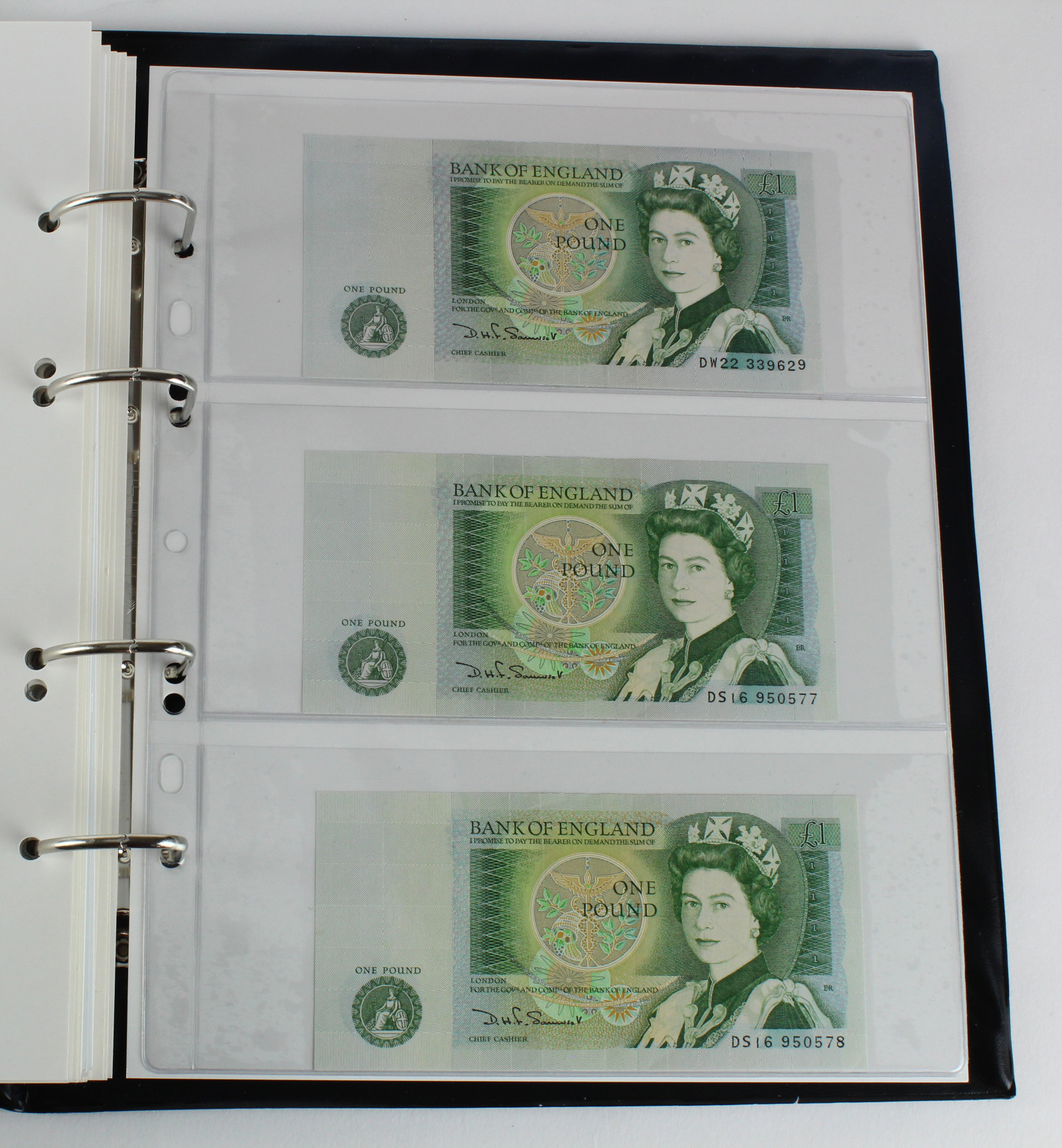 Bank of England (49), a collection of 10 Shillings and 1 Pounds in an album, O'Brien 10 Shillings ( - Image 18 of 18