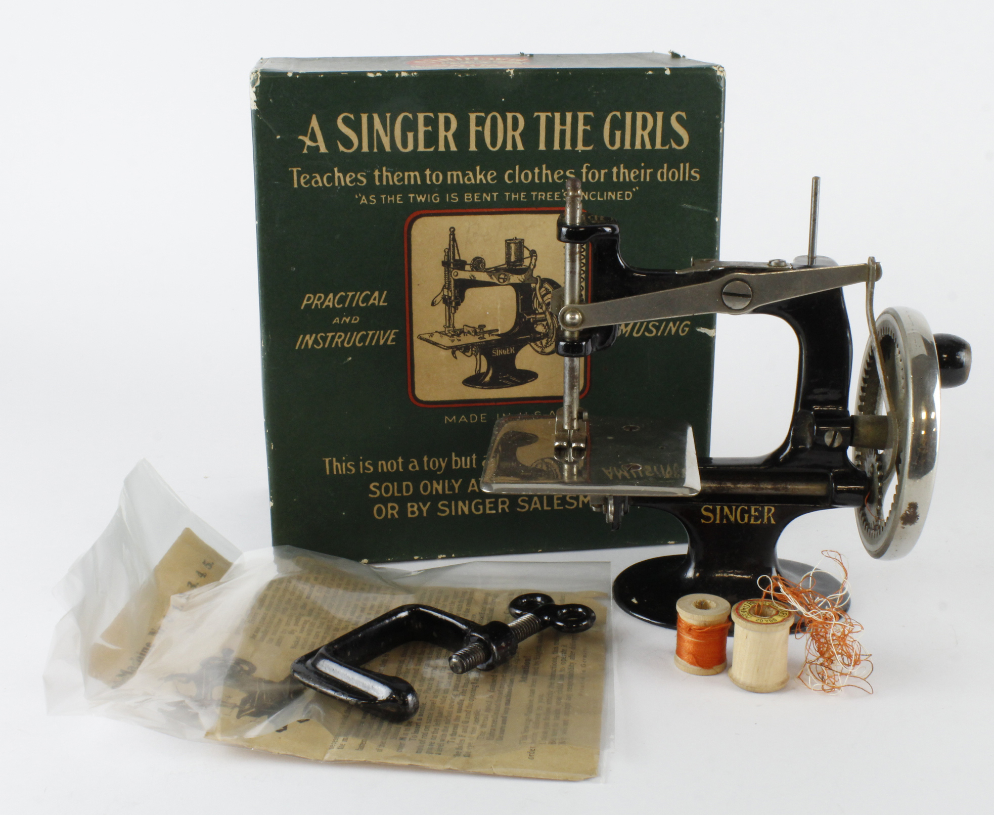 Singer sewing machine for the girls, with instructions and clamp, height 15.5cm approx., contained