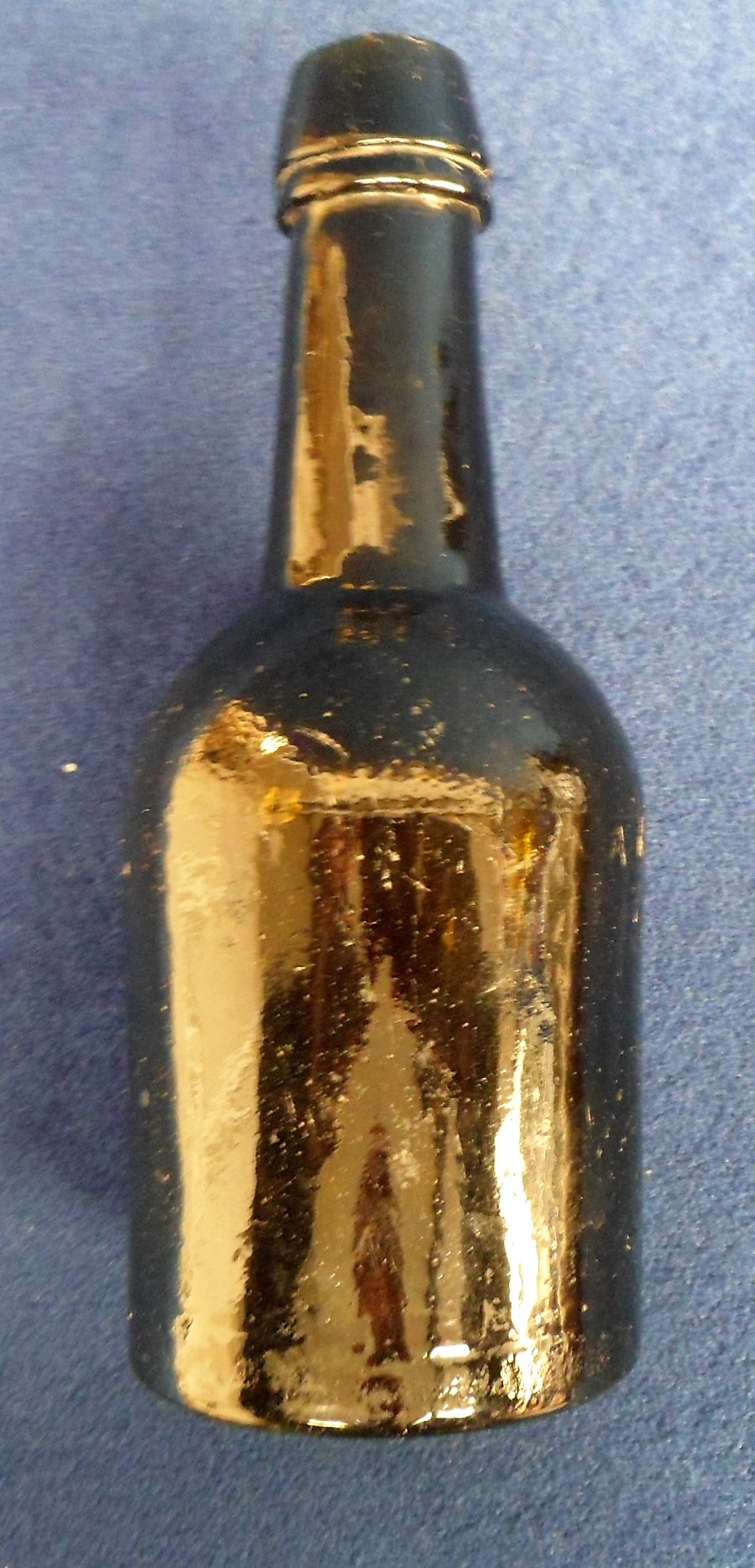 Beer label on bottle, a small glass bottle (just under 7cm high) with a vertical rectangular - Image 2 of 3