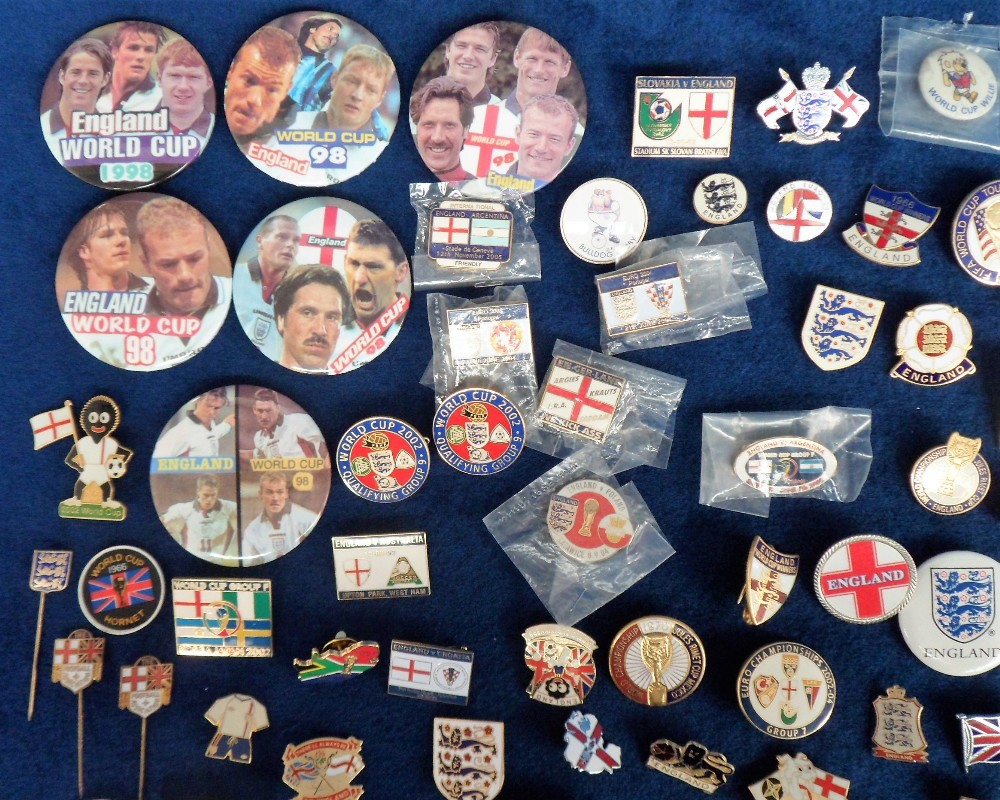 Football badges, a collection of approx. 90 enamel, tin and plastic badges all England related - Image 2 of 5
