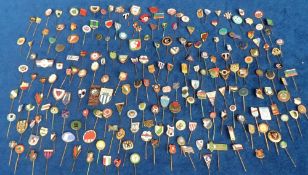 Football badges, a collection of approx. 200 football pins, various Clubs & Countries, mostly 1970'