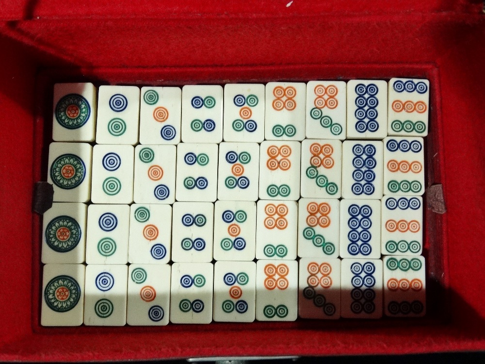 A mid 20th century Chinese Mah Jong set in fitted faux leather case, appears complete. - Bild 5 aus 6