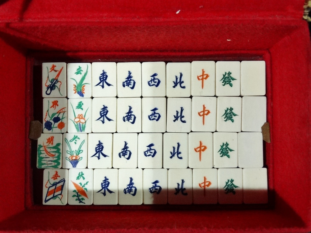 A mid 20th century Chinese Mah Jong set in fitted faux leather case, appears complete. - Bild 6 aus 6