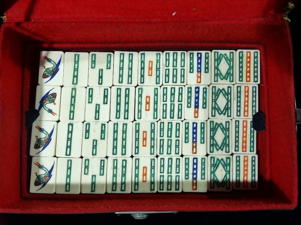 A mid 20th century Chinese Mah Jong set in fitted faux leather case, appears complete. - Bild 4 aus 6