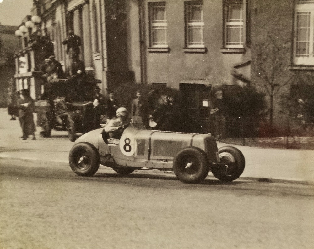 Three early 20th century racing car images, including one of C.E.G. Eccles, image size 20 x 25cm, - Bild 2 aus 4
