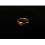 An 18ct gold wedding band, size O/P, weight 5.8g.