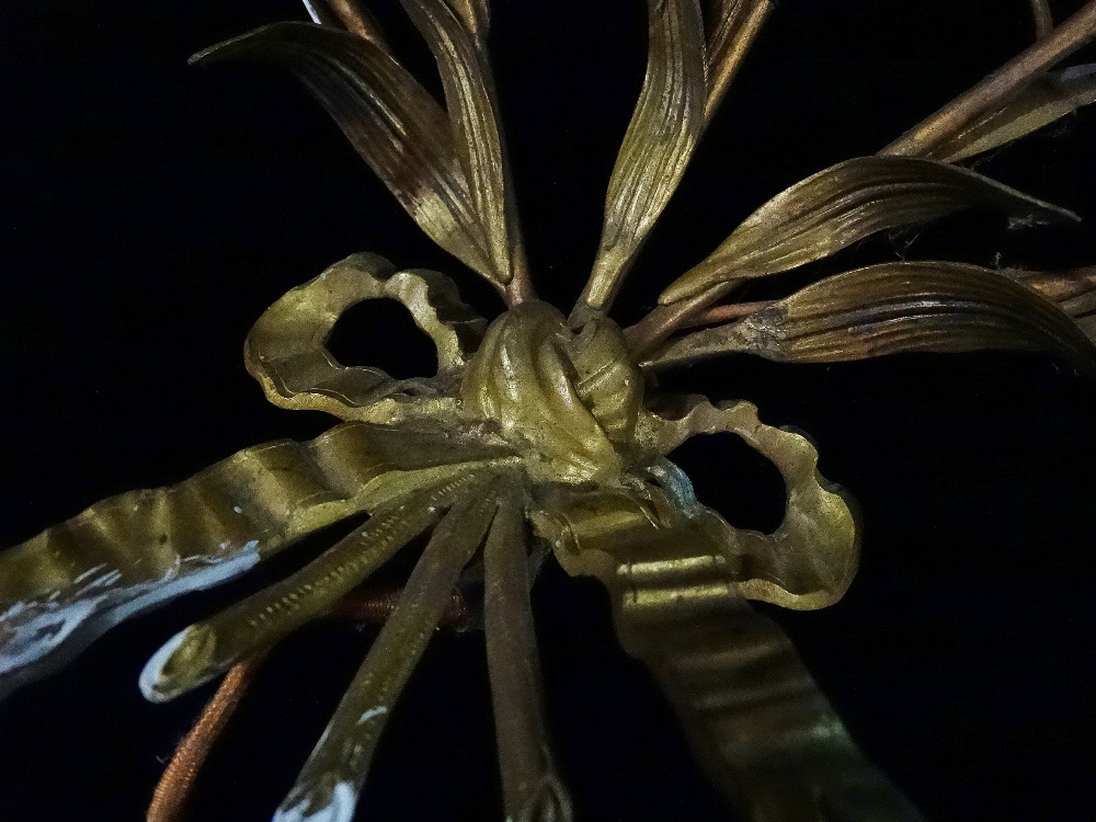 A French gilt bronze three branch wall light in the form of a bunch of lilies tied with a ribbon - Image 3 of 3