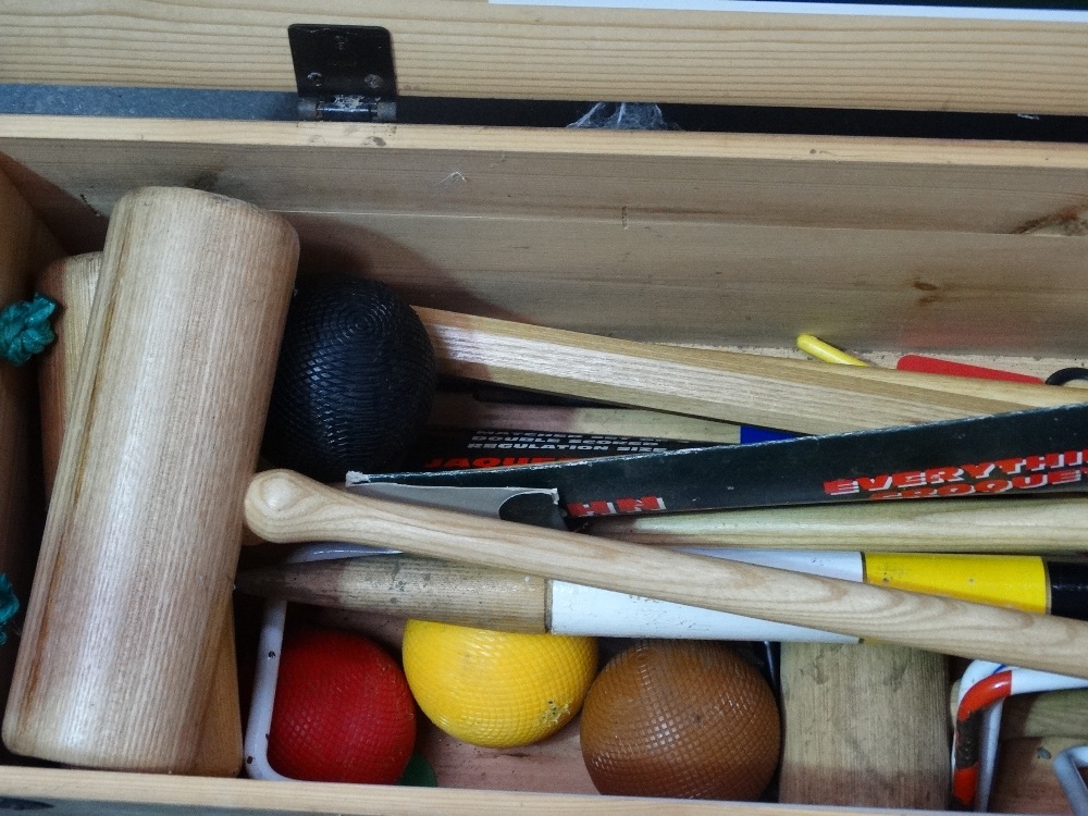 A late 20th century Jaques of London croquet set in fitted pine case, width 110cm. - Bild 2 aus 2