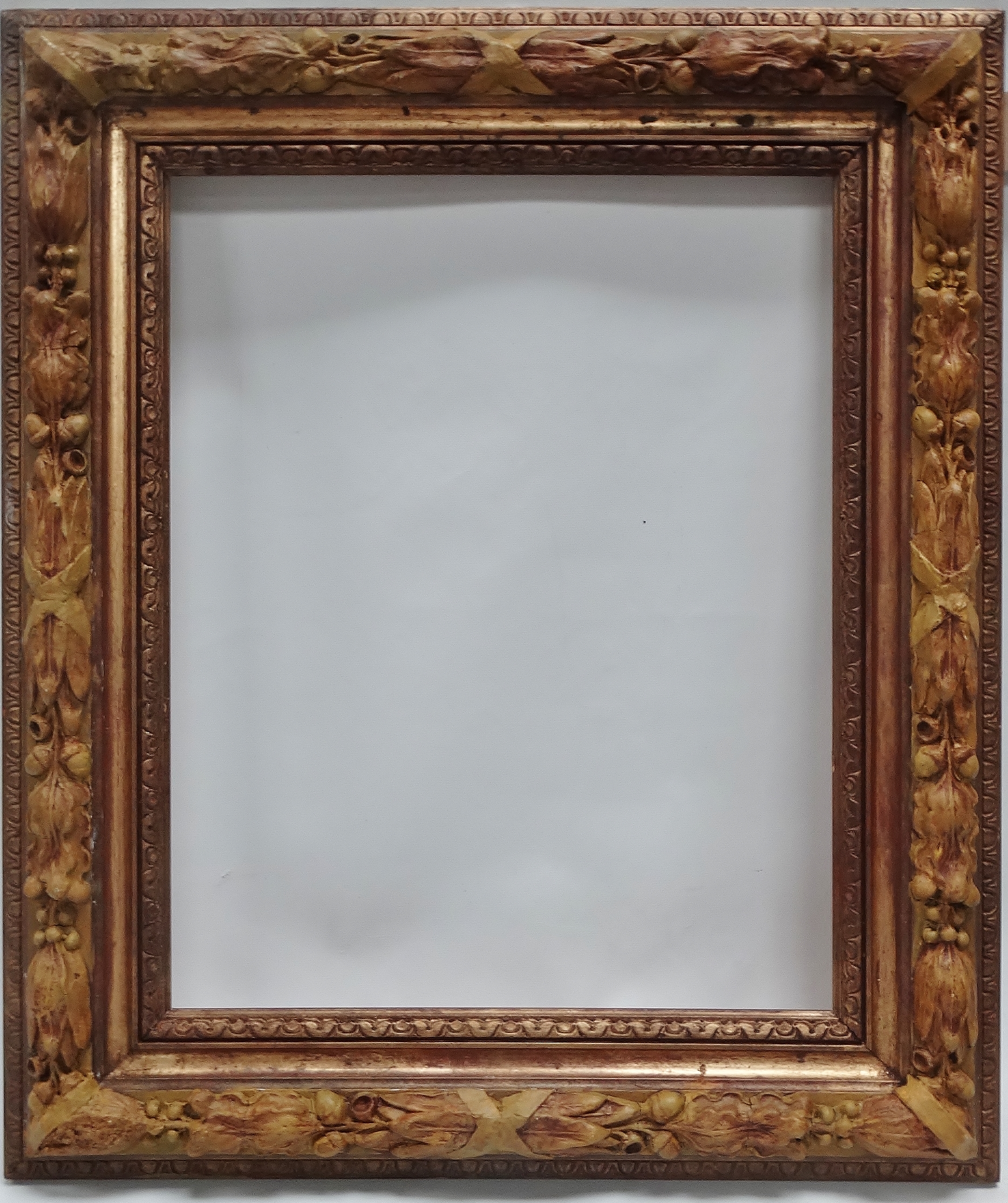 A mid XX relief and gilt frame - An unusual ribbon, laurel and oak frame with gilt egg and dart