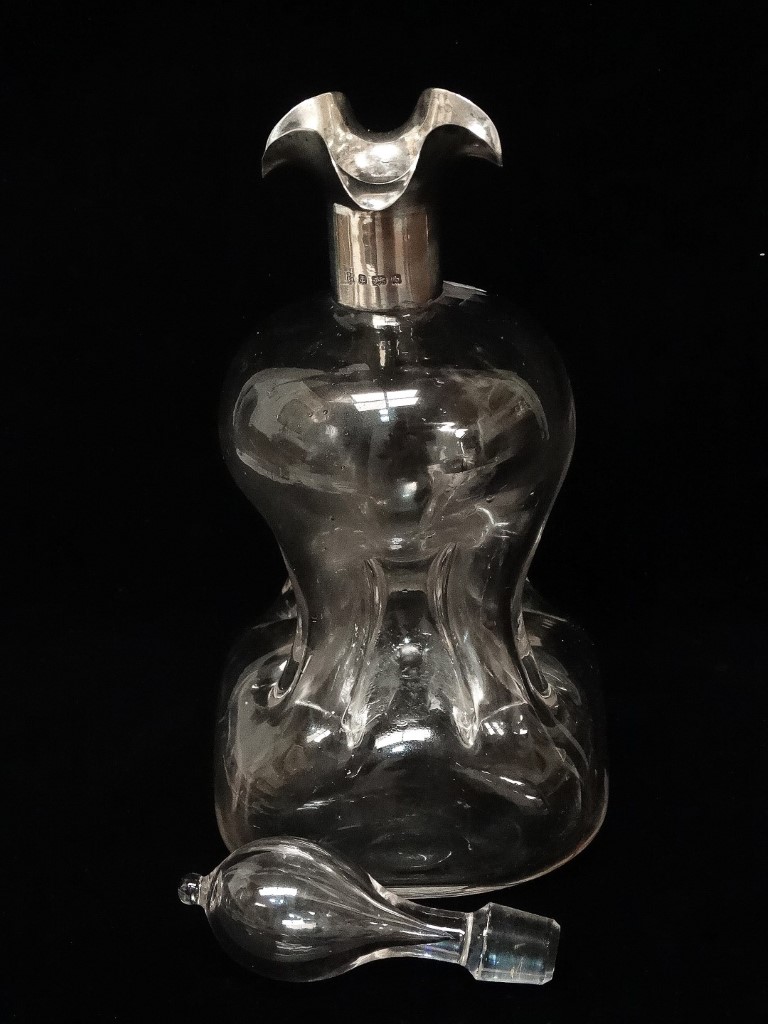 An early Edwardian pinch glass decanter with silver quatreform pourers to top, Birmingham 1902, - Image 2 of 3