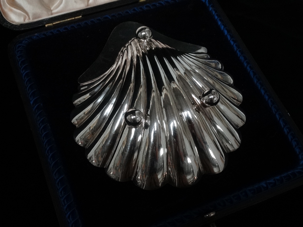 A silver scallop shaped dish raised on three bun feet, Sheffield 1901, maker's mark for Atkin - Image 3 of 3