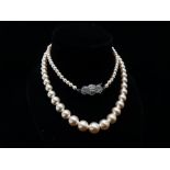 Real Pearls Cultured - A single graduated string necklace with white metal catch, length 42cm, in