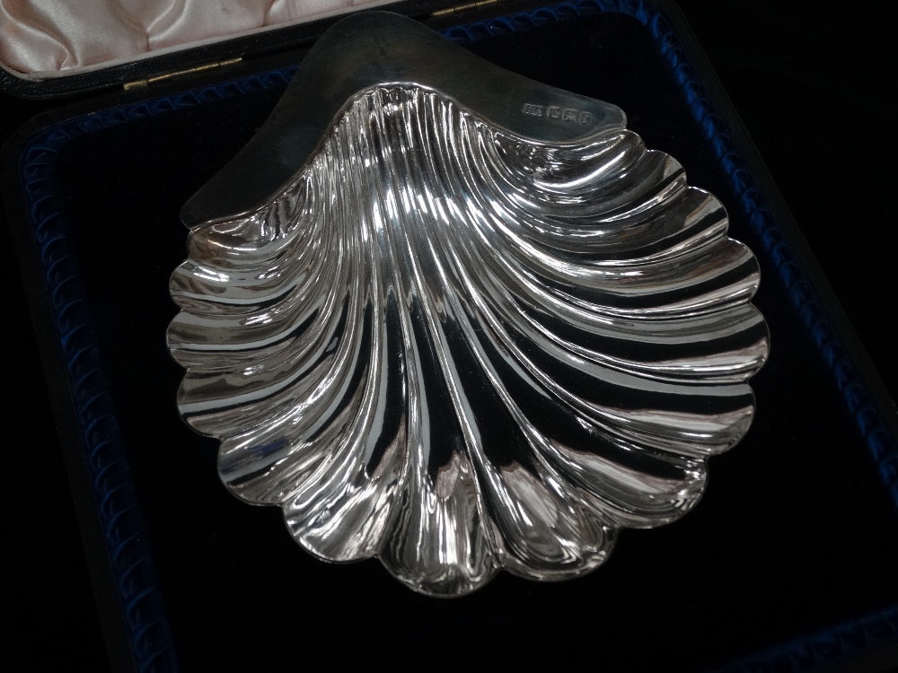 A silver scallop shaped dish raised on three bun feet, Sheffield 1901, maker's mark for Atkin - Image 2 of 3