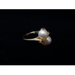 14ct gold and pearl ring - A 14ct gold crossover ring set two pearls and two diamond chips, size N/