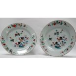 18th/19th century Chinese plates - A pair of polychrome enamel decorated plates with cockerels