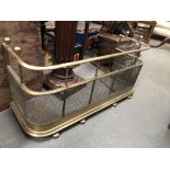 Regency brass fender - Fitted a grill, height 42cm, interior measurements width 78cm, depth 26cm.