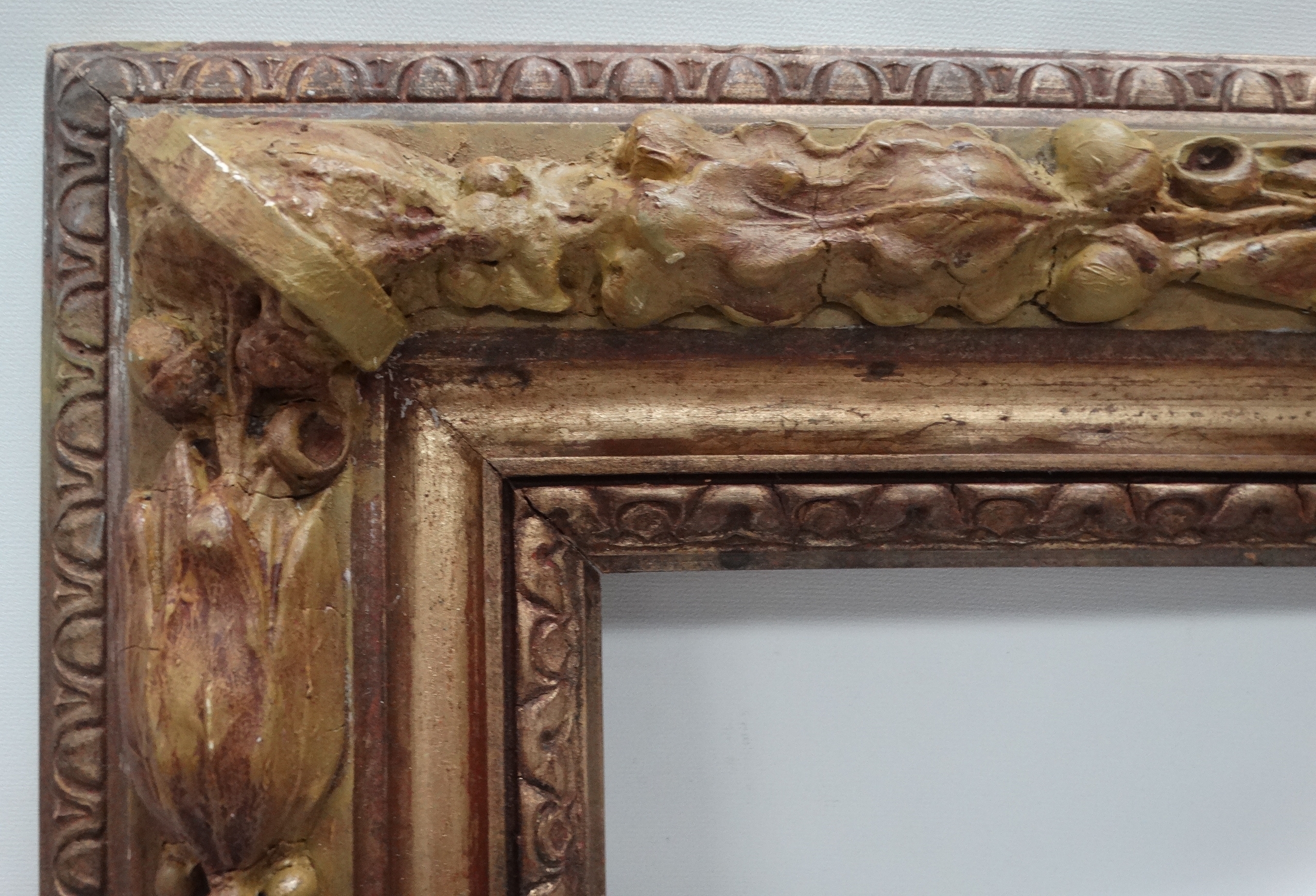 A mid XX relief and gilt frame - An unusual ribbon, laurel and oak frame with gilt egg and dart - Image 2 of 2