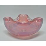 Vaseline glass - A pink vaseline glass bowl with air bubble inclusions, diameter 16cm.