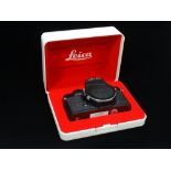 A fine Leica R-E 35mm s.l.r. camera body in black finish Nr 1777974 with original base plate